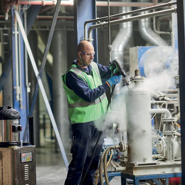 Tecnovap ångtvätt rengör maskindelar i verkstadsindustrin