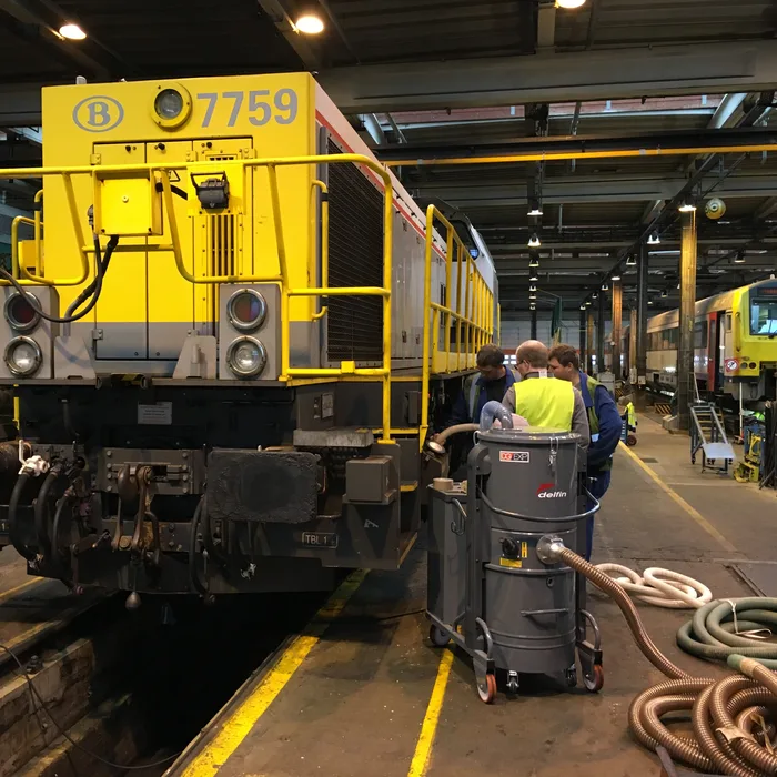 Delfin industridammsugare vid tågunderhåll i depå