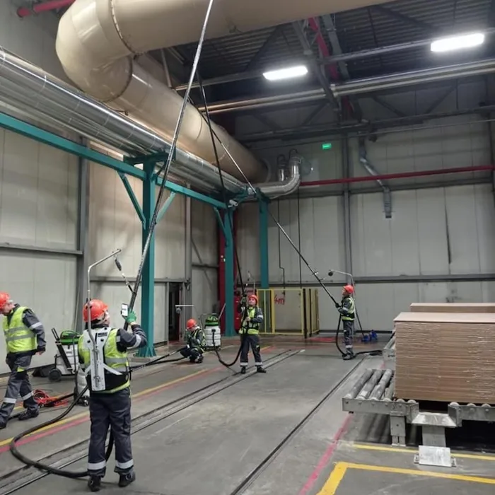 SpaceVac Endeavour 2 dammsuger högt upp i industrihall med teleskopstång