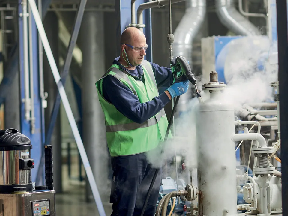 Tecnovap ångtvätt rengör maskindelar i verkstadsindustrin
