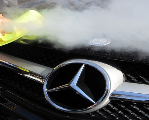 Bilden visar rengöring av bilens lack genom tvättning med ånga