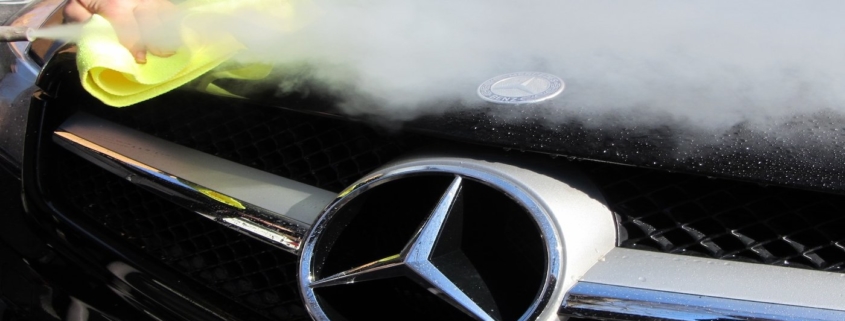 Bilden visar rengöring av bilens lack genom tvättning med ånga