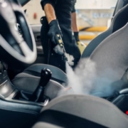 Bilden visar ångtvättens nytta vid rengöring av en bils interiör