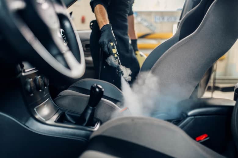 Bilden visar ångtvättens nytta vid rengöring av en bils interiör