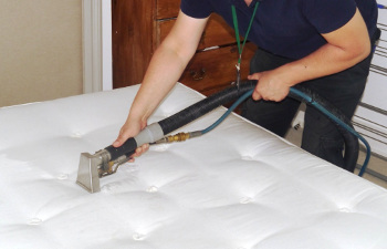 Bilden visar rengöring av madrass med ånga
