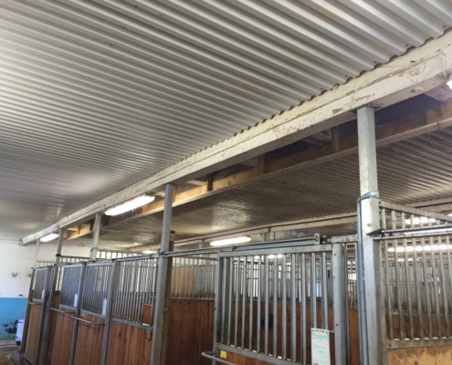 Stall med metallboxar – resultat efter noggrann ångrengöring.