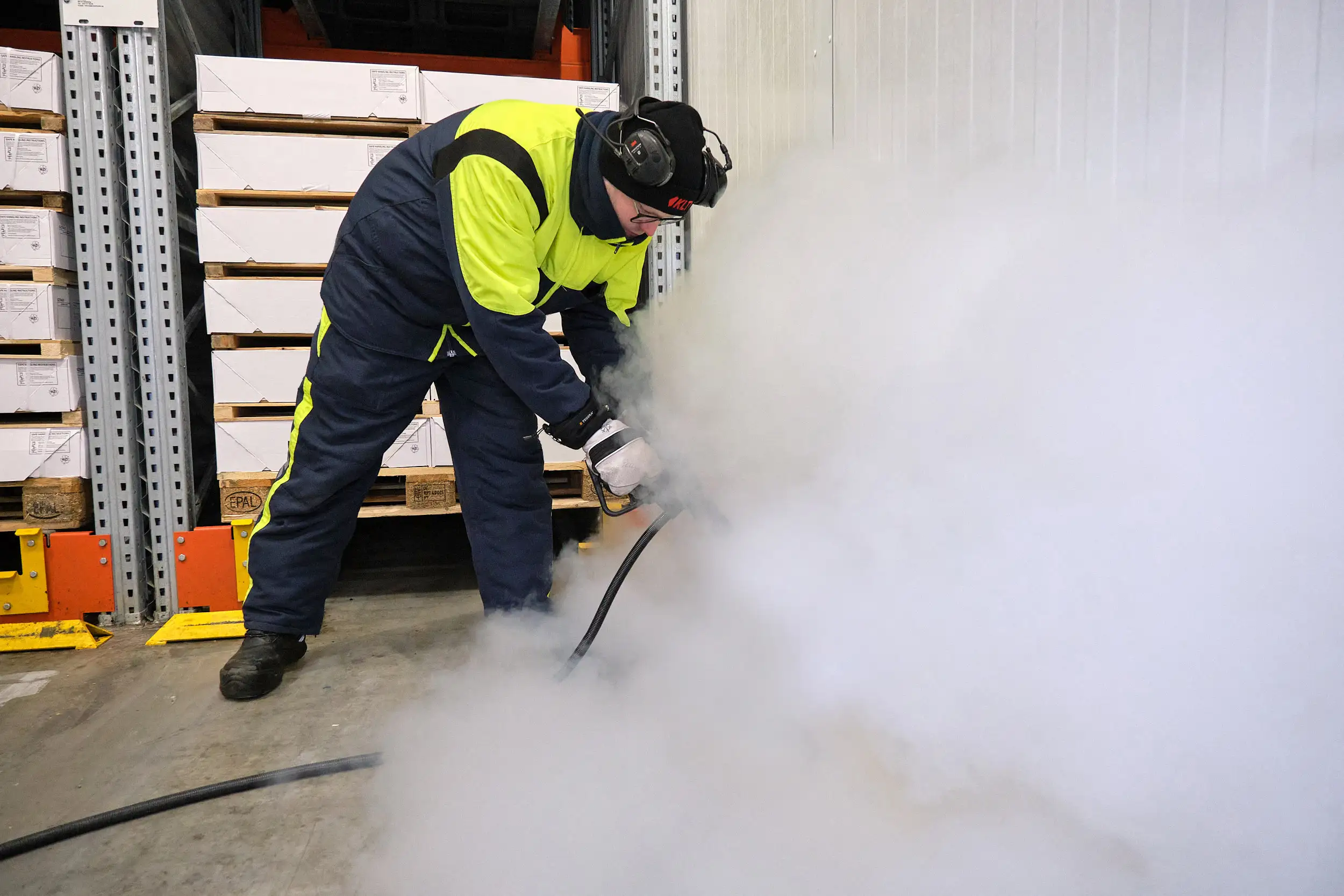 Rengöring av golv och väggar i frystunnel med Tecnovap ångtvätt
