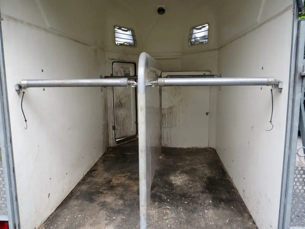 Hästtrailer före ångrengöring