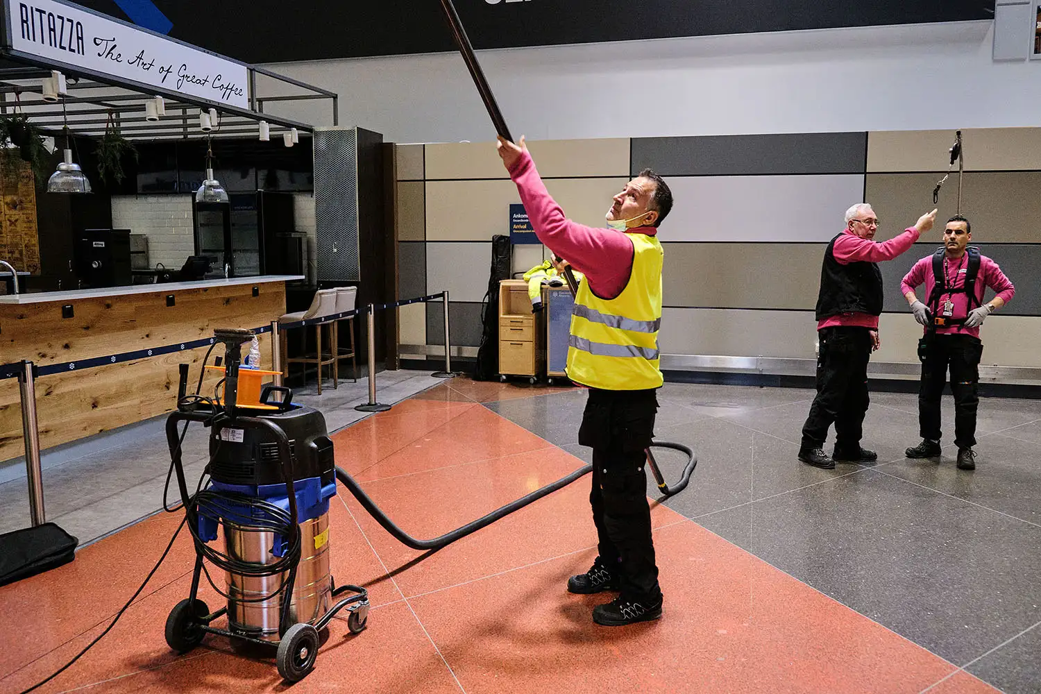Samhall Arlanda – höghöjdsstädning med SpaceVac
