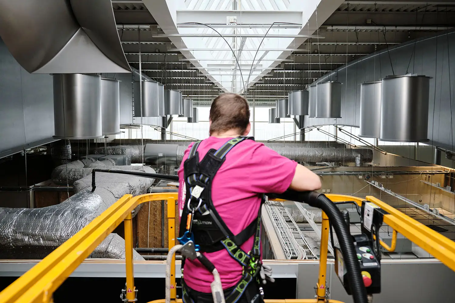 Samhall Arlanda – höghöjdsstädning med SpaceVac