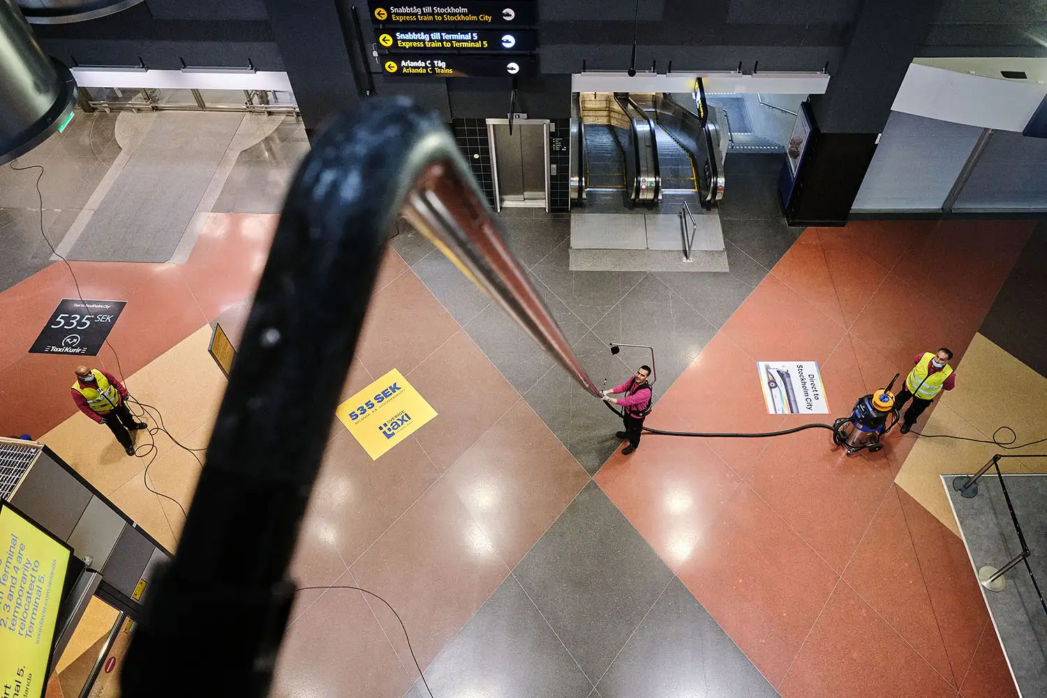 Samhall Arlanda – höghöjdsstädning med SpaceVac