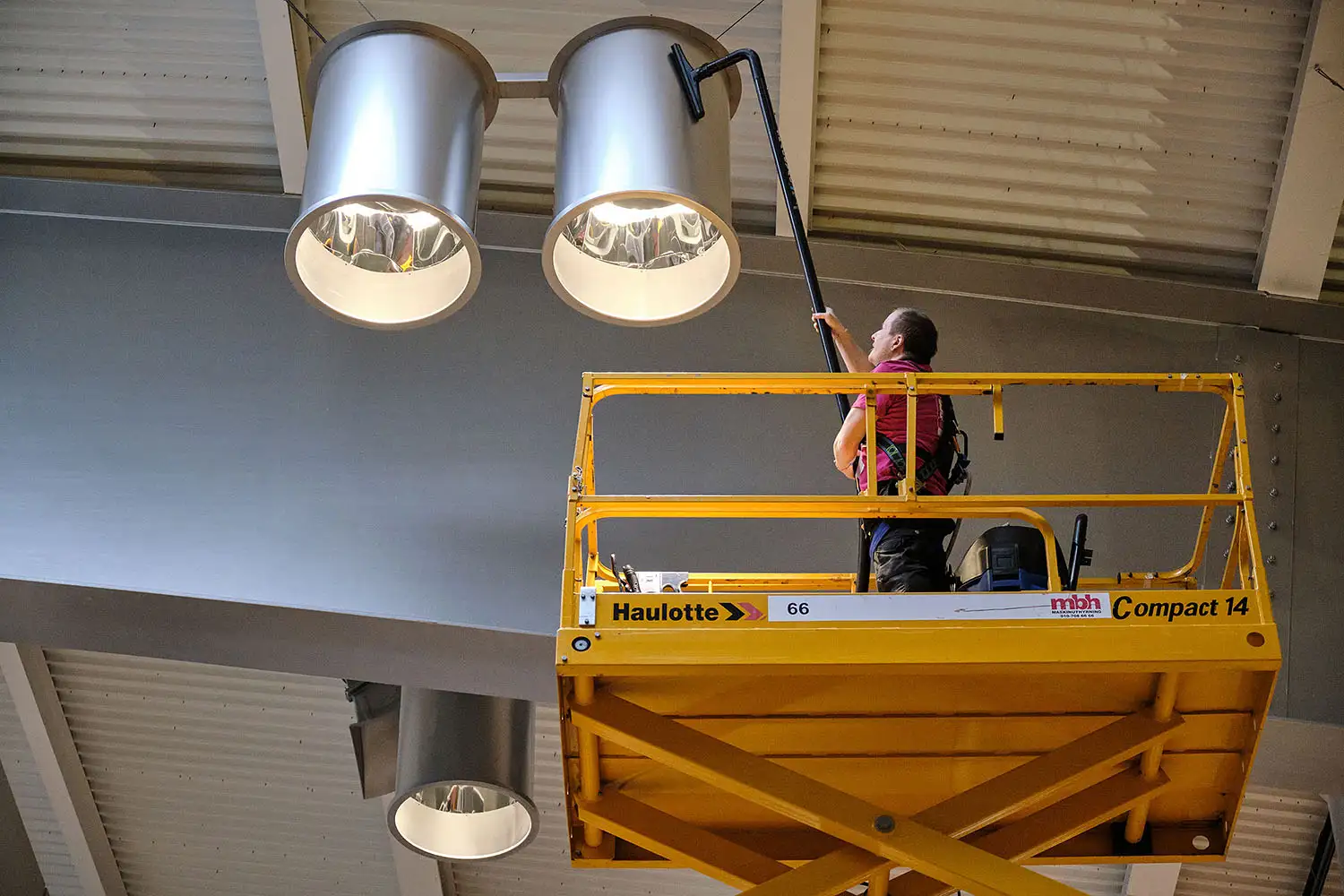Samhall Arlanda – höghöjdsstädning med SpaceVac