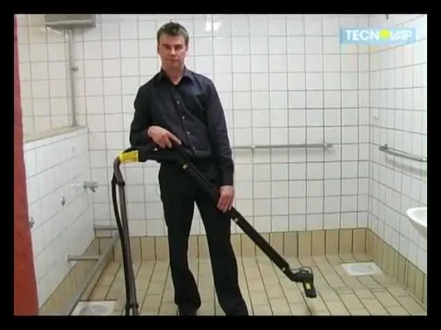 Dusch i simhall städas med ångtvätt från Tecnovap.