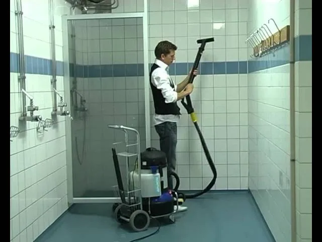 Ångtvätt från Tecnovap eliminerar mögel i fogar.