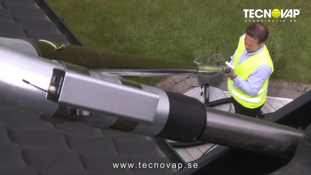 Se hur SpaceVac används för rensning av hängrännor utomhus.